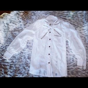 Hermosa blusa manga larga y botones.